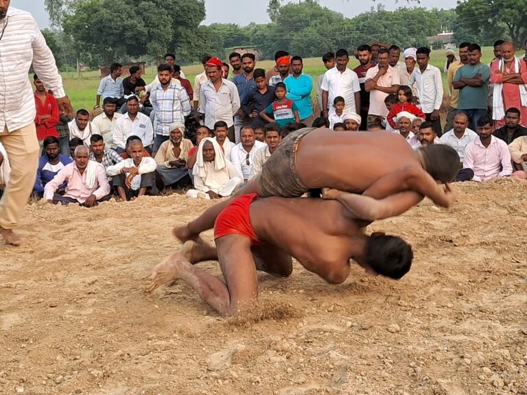 शहीद के याद में कुश्ती दंगल और  मेला आयोजित
