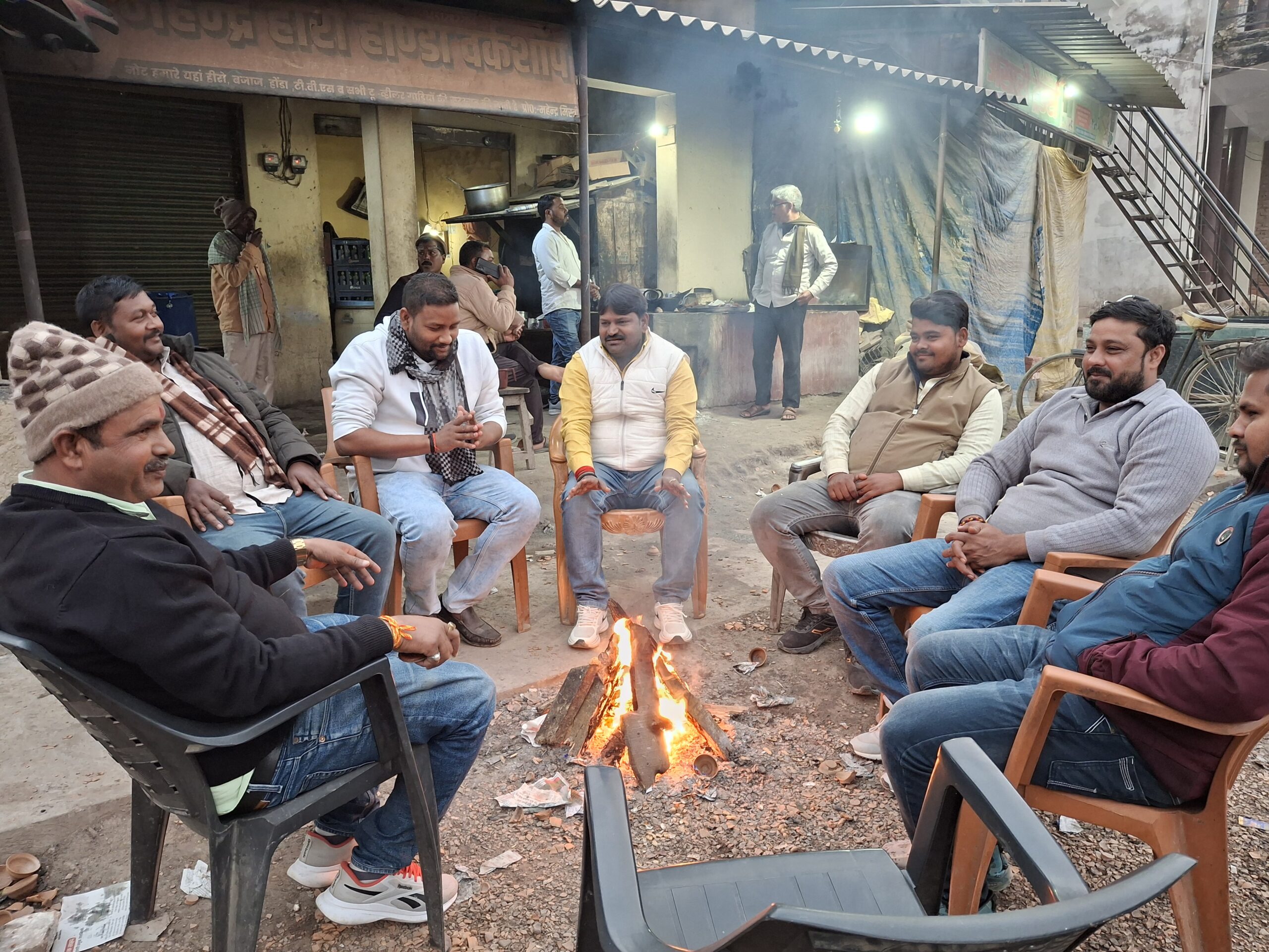 चिरैयाकोट में नहीं जल रहे अलाव,ठिठुर रहे राहगीर