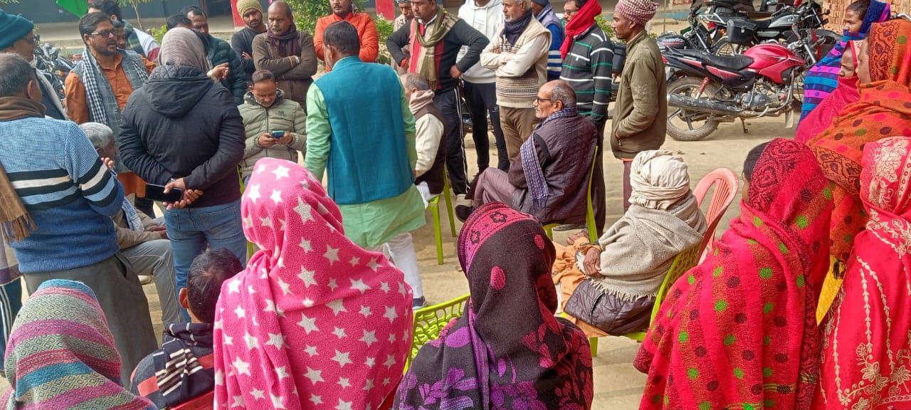 पंचायत वोटर लिस्ट में गड़बड़ी देख भड़क गए ग्रामीण, करमी में बीएलओ को घेरा तो पुलिस ने सम्भाला मोर्चा