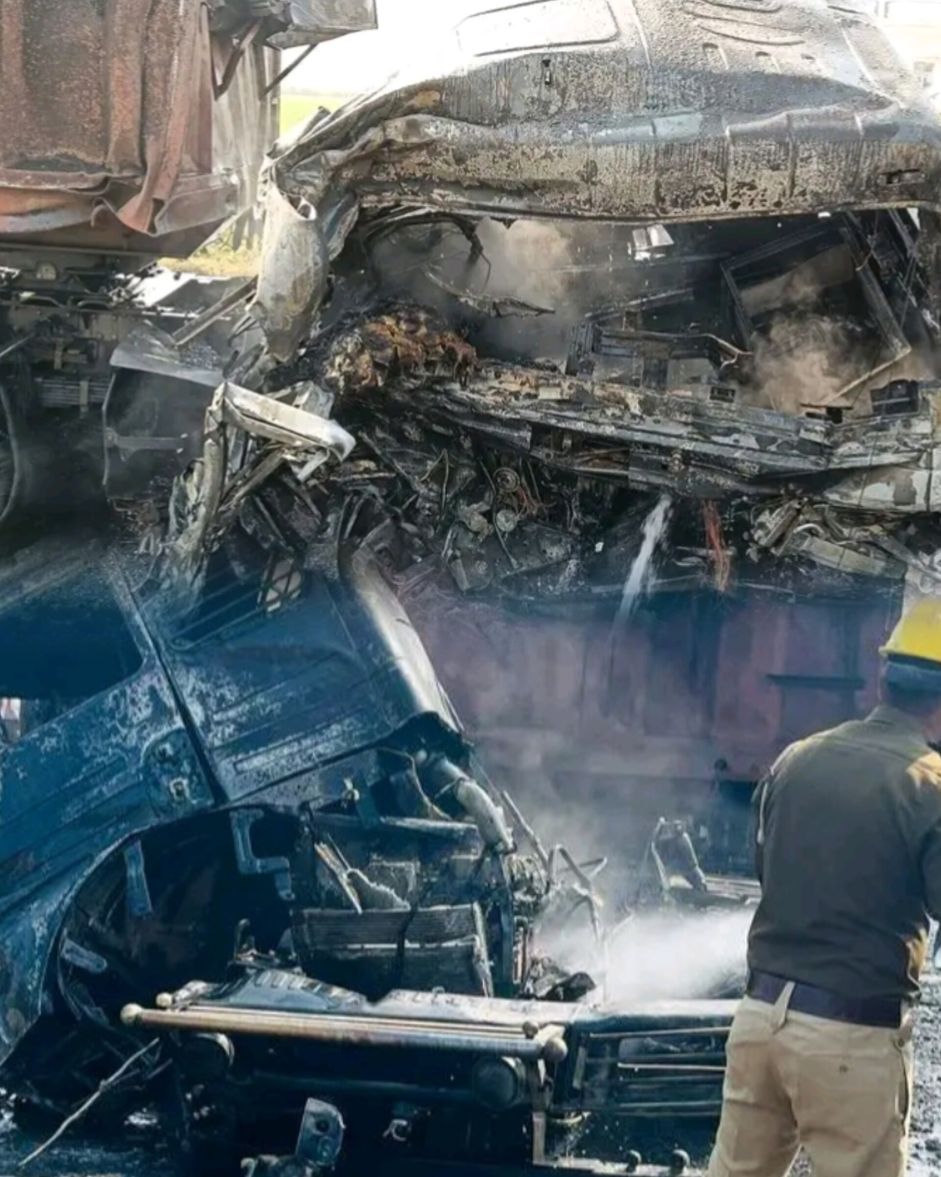 दुर्घटनाग्रस्त ट्रक में लगी आग से झुलसकर चालक मरा