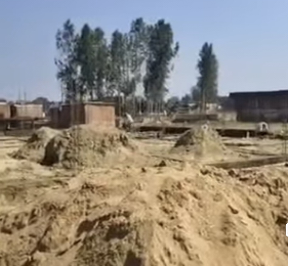 चिरैयाकोट नगर पंचायत द्वारा पोखरी के जमीन पर कराए जा रहे अवैध निर्माण को एसडीएम ने रुकवाए