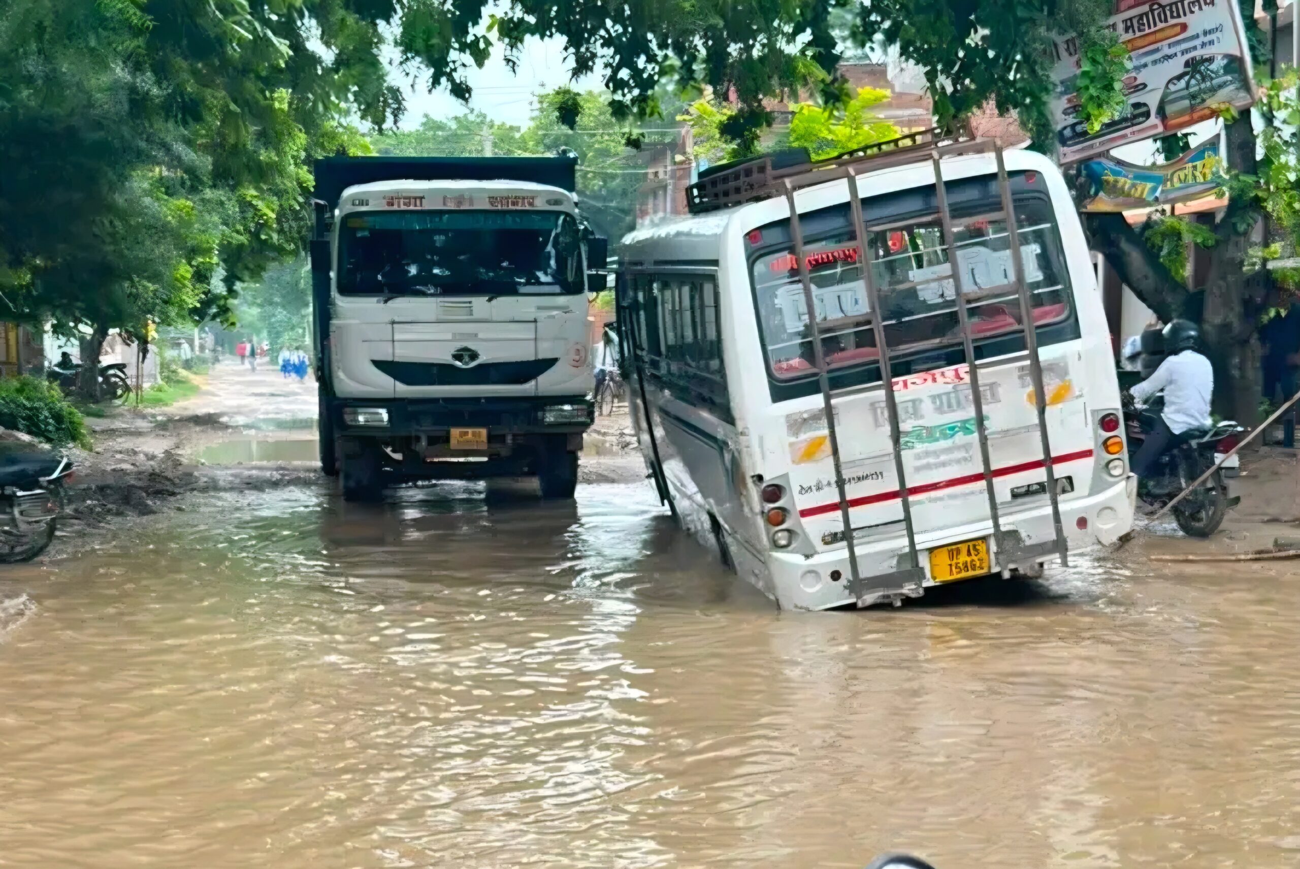 गाजीपुर: गड्ढे और कीचड़ बना मुसीबत, सुध लेने वाला कोई नहीं; राहगीर और दुकानदार परेशान