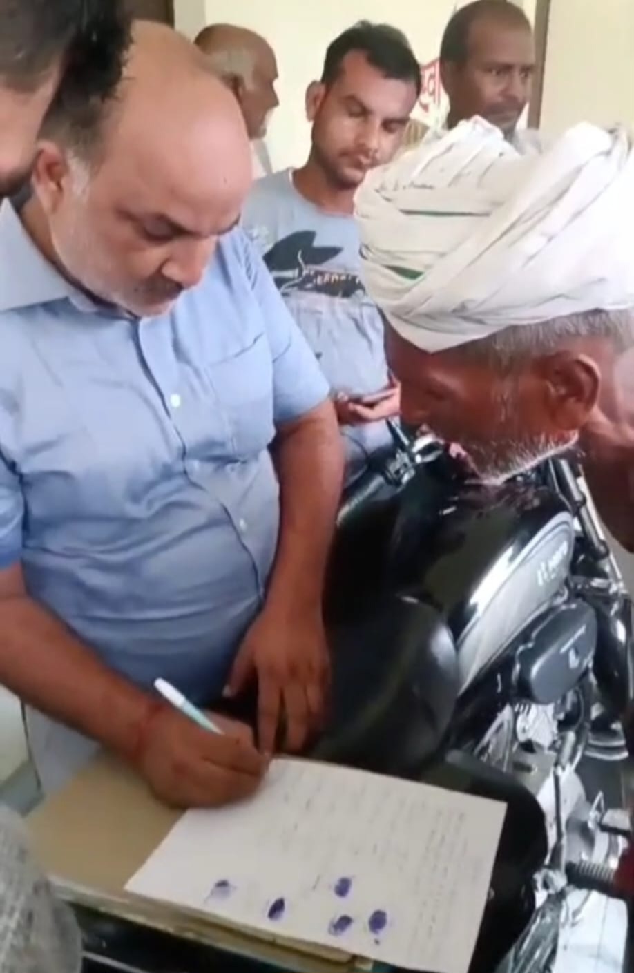आजमगढ:भ्रष्ट कोटेदार पर गिरी गाज,जांच में गेहूं-चीनी का गबन उजागर,मुक़दमा दर्ज
