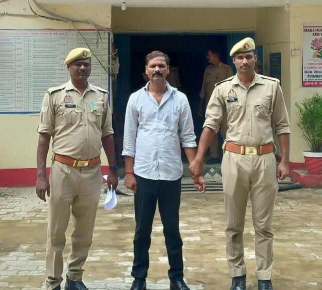 नकल माफिया पर एक्शन: आजमगढ़ पुलिस ने क्लर्क हवलदार यादव को भेजा जेल,परीक्षाओं में सॉल्वर बैठाकर लेता था ठेका
