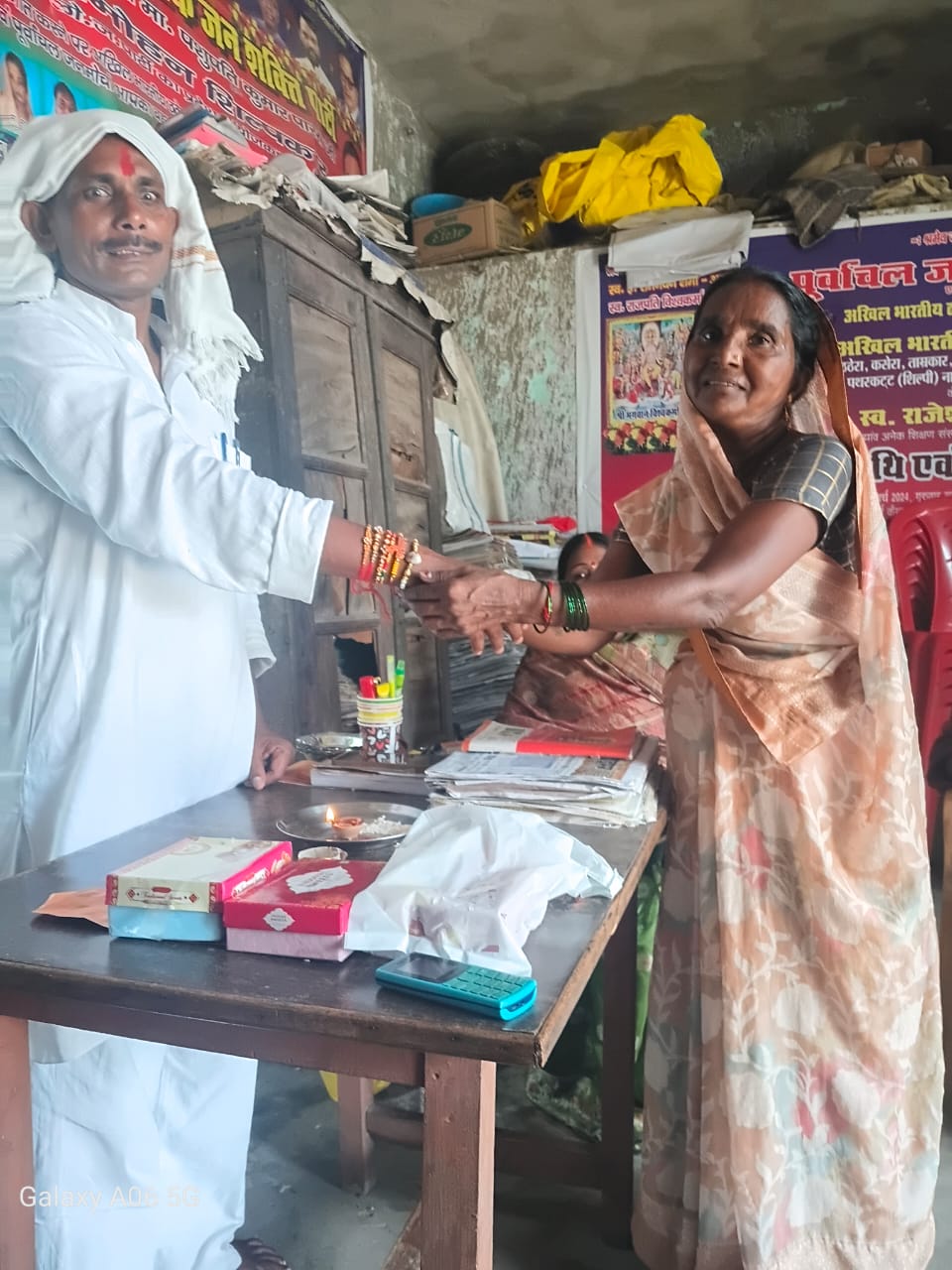 आजमगढ़: राष्ट्रीय लोक जनशक्ति पार्टी ने मनाया रक्षाबंधन, सामाजिक परिवर्तन और कुरीतियों को मिटाने का लिया संकल्प