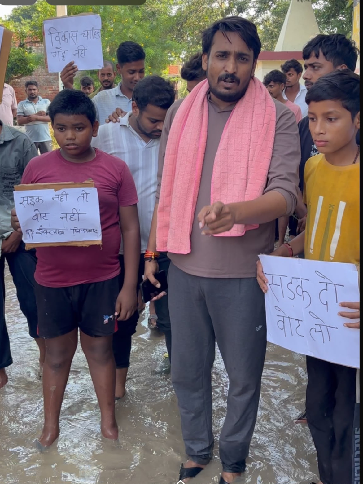 समाजसेवी नीरज यादव के नेतृत्व में ग्रामीणों का फूटा गुस्सा,आजमगढ़-गाजीपुर लिंक मार्ग की बदहाली पर जोरदार प्रदर्शन