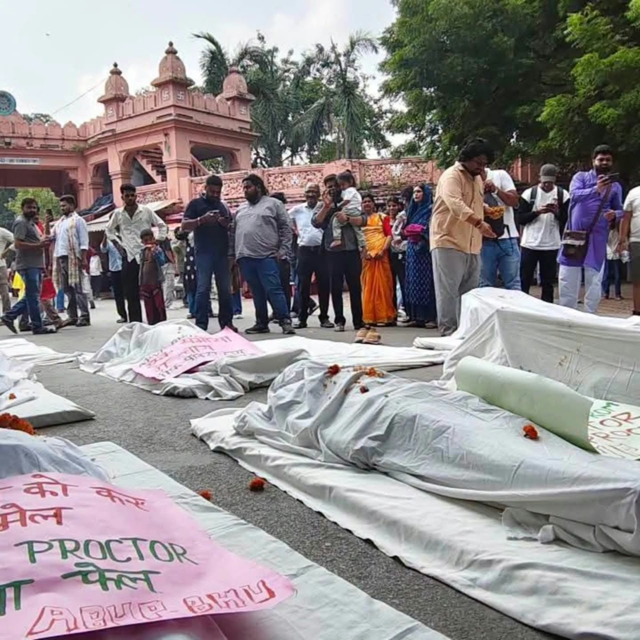 बीएचयू के विश्वनाथ मंदिर के बाहर बिछ गईं लाशें-प्रशासन के खिलाफ छात्रों का अनोखा प्रदर्शन