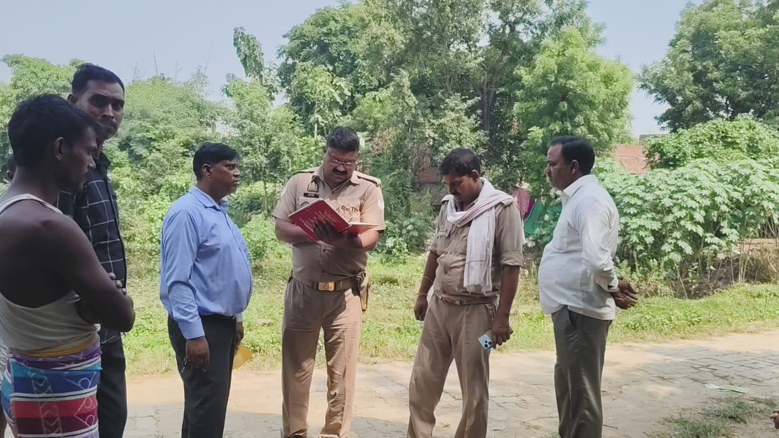 मऊ: चिरैयाकोट में पट्टा भूमि पर जबरन कब्जे का प्रयास, नगर अध्यक्ष और उनके सहयोगी के खिलाफ एससी-एसटी एक्ट के तहत केस दर्ज करने की मांग